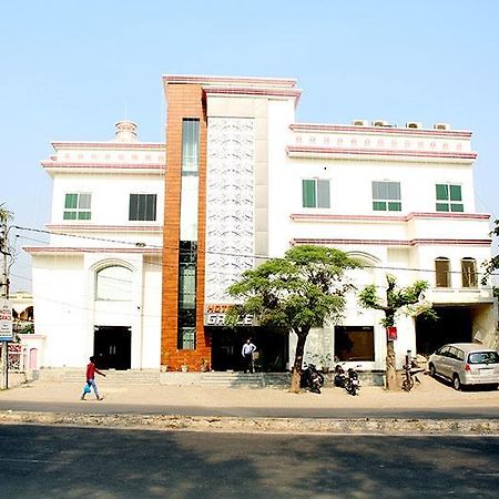 Grace Hotel Karnāl Kültér fotó